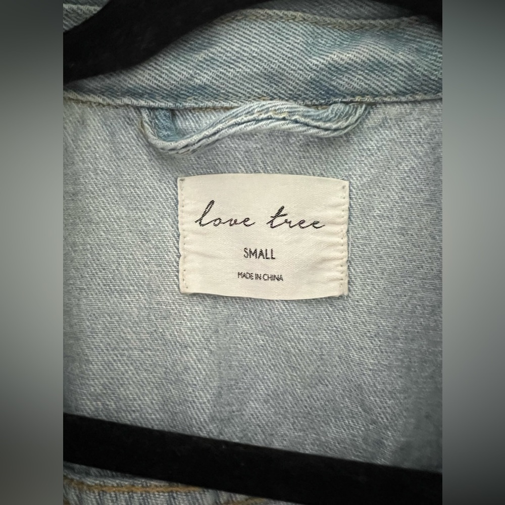 Love Tree Light Denim Distressed Cropped Jean Jacket Women’s Size Small - Picture 4 of 5